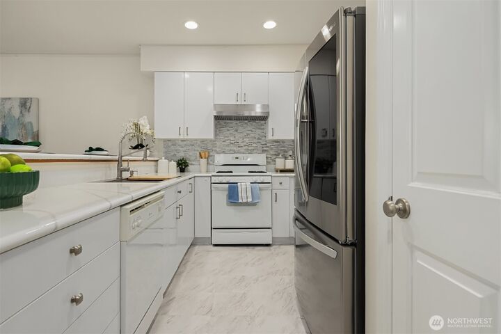 Property Photo:  5003  Lake Avenue S B  WA 98055 