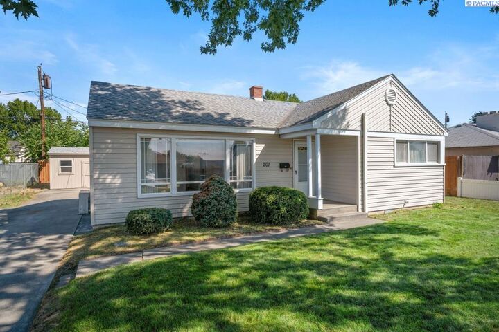 Property Photo: 201 E 15th Ave WA 99337