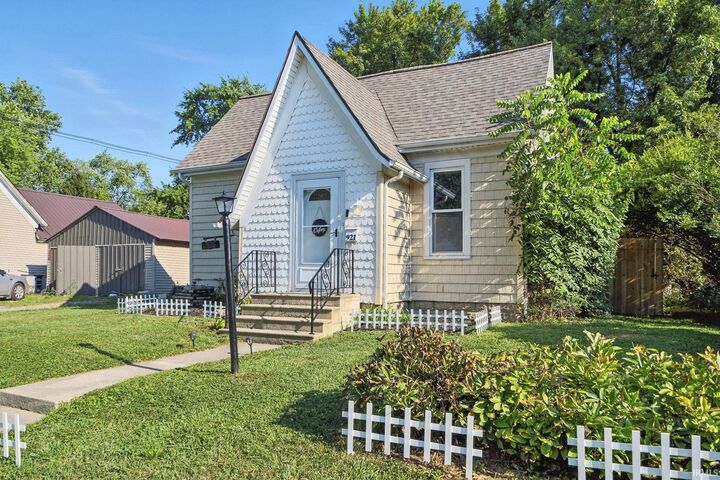 Property Photo: 921 W Cherry Street IN 46714