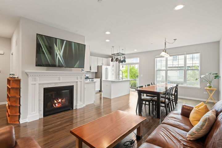 Property Photo: 18 E Heritage Court IL 60004