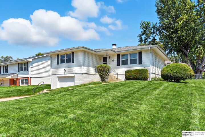 Property Photo:  2505 N 98th Avenue  NE 68134 