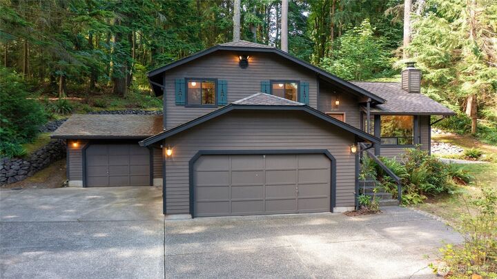 Property Photo: 25061 SE Mirrormont Way WA 98027