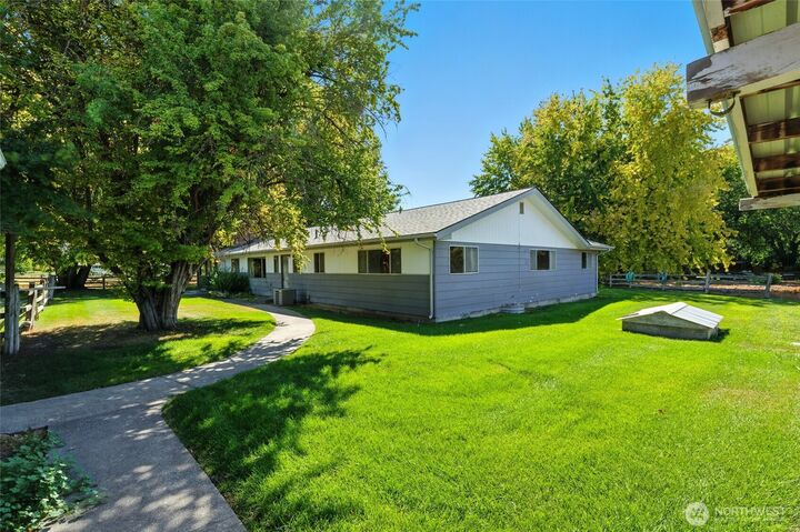 Property Photo: 1853 Pike Place WA 99362