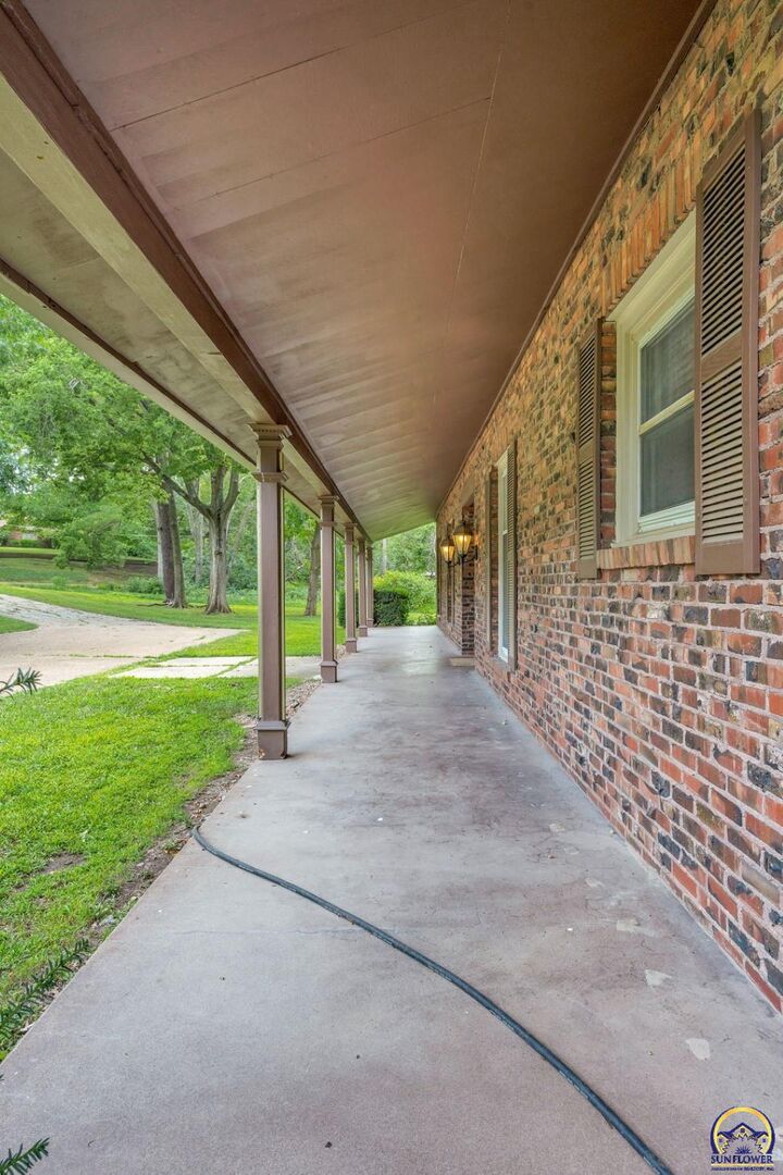 Property Photo: 200 SW Yorkshire Rd KS 66606