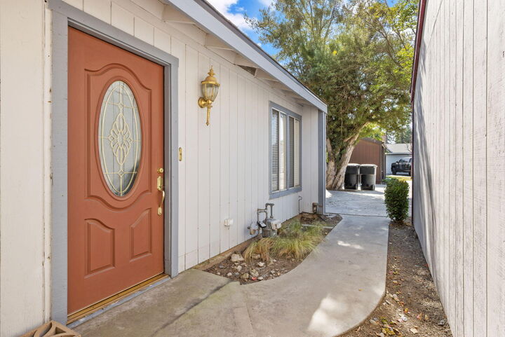 Property Photo: 1429 W Walnut Avenue CA 93277