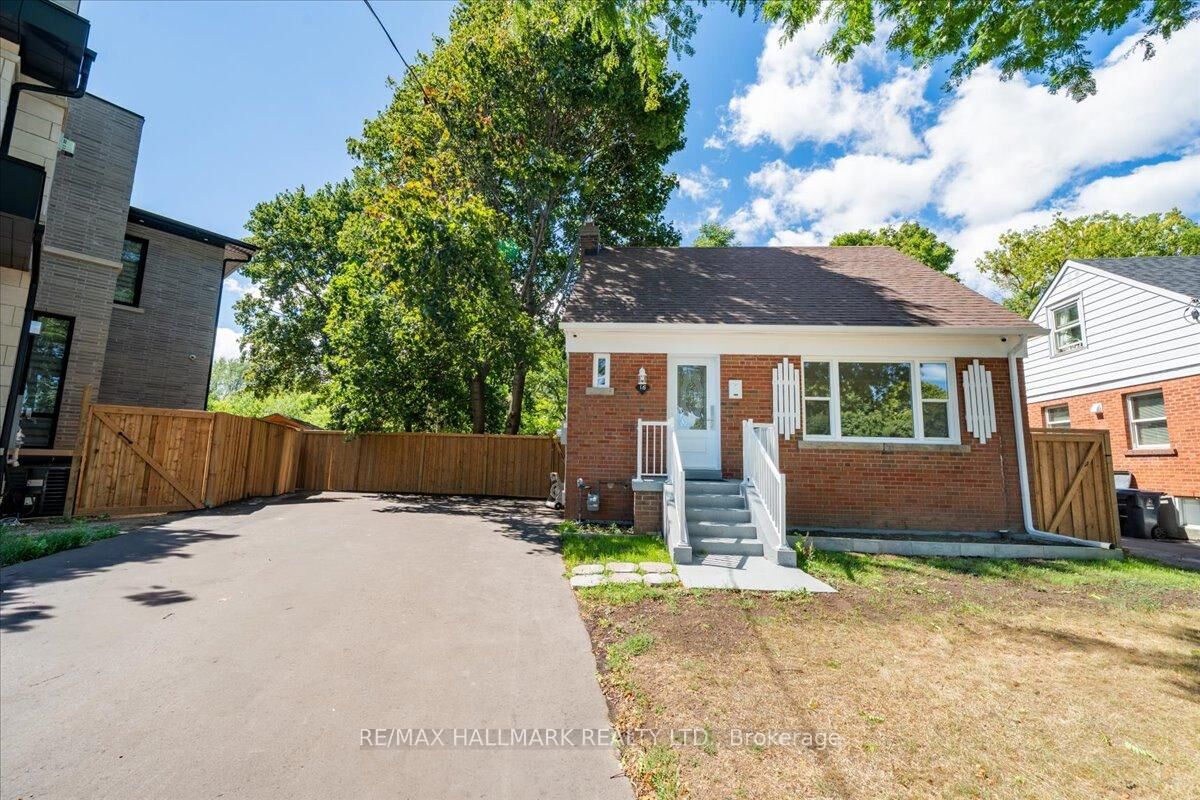 Photo de la propriété: 16 Willowhurst Crescent ON M1R 3R6