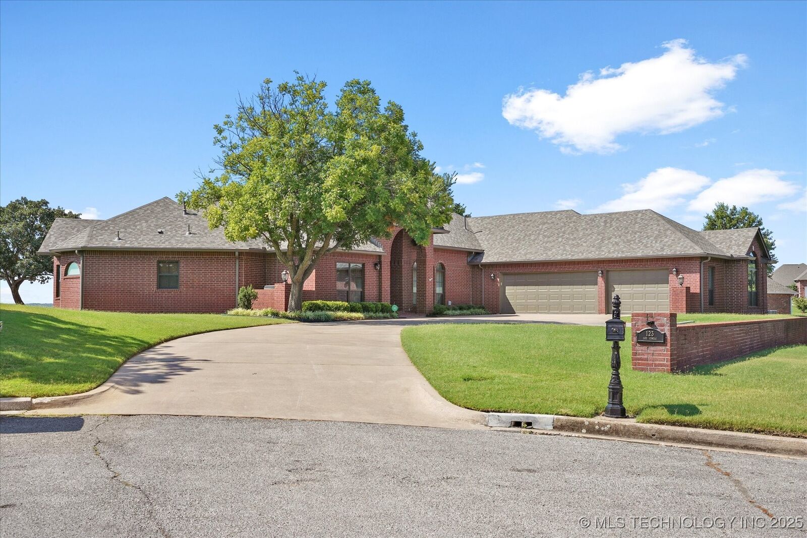 Property Photo:  123 Lee Circle  OK 74066 