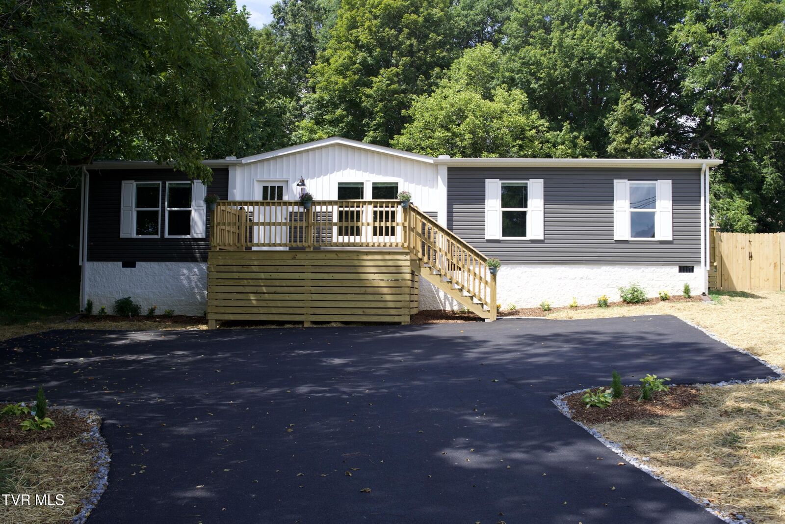 Property Photo: 1324 East Lakeview Drive TN 37601