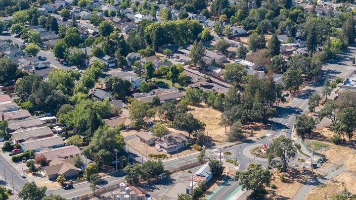 Property Photo:  411 Walten Way  CA 95492 