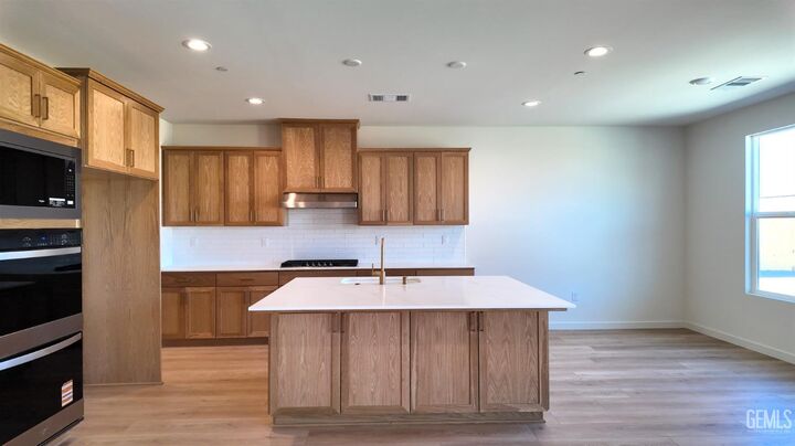 Property Photo: 16720 Muscatine Lane CA 93314