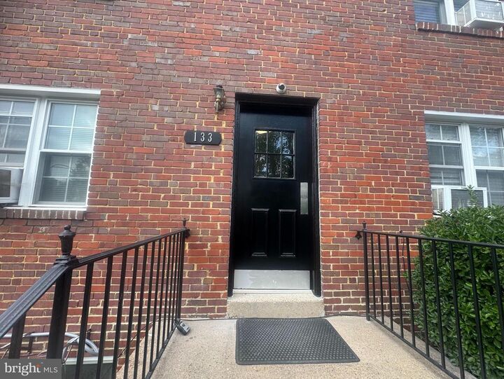 Property Photo: 133 S Courthouse Road 8 VA 22204