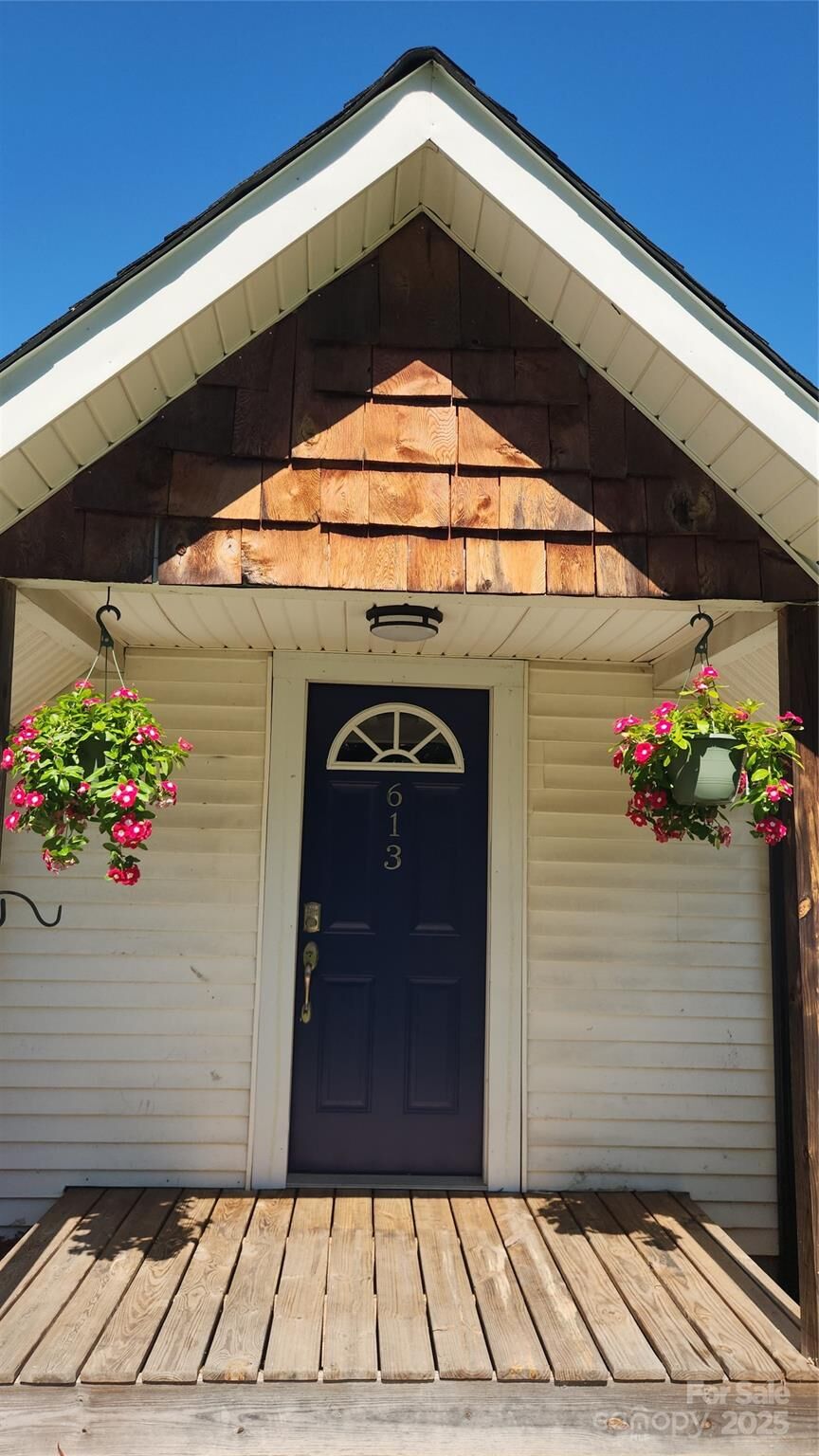 Property Photo: 613 Hillside Street NC 28083