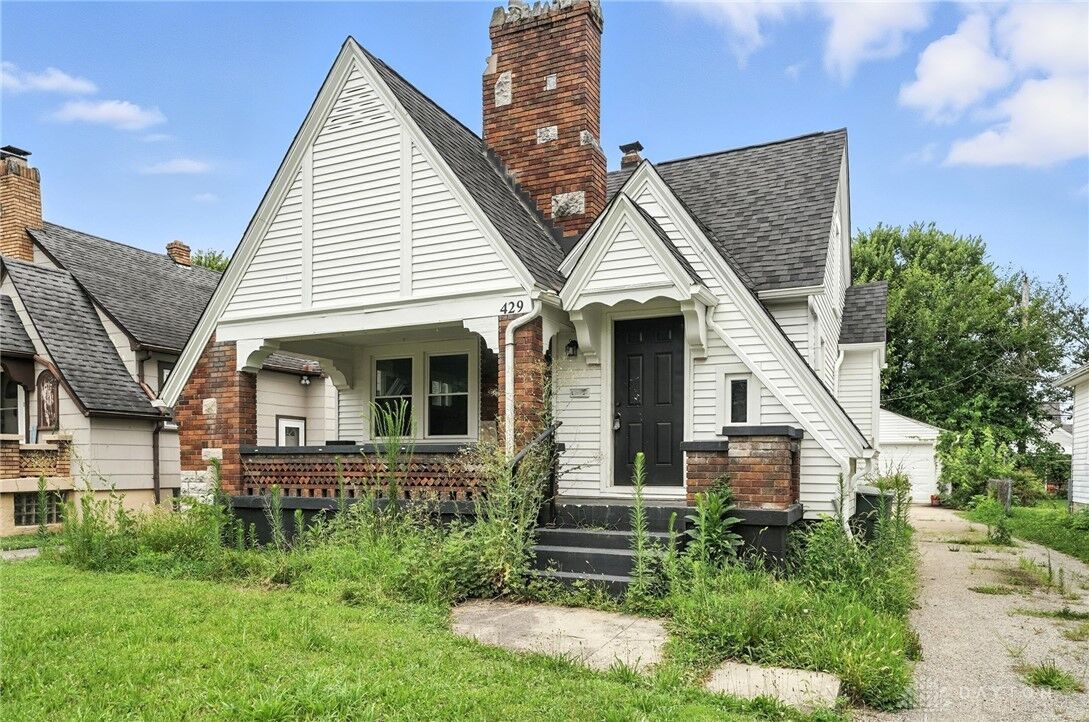 Property Photo: 429 E Siebenthaler Avenue OH 45405