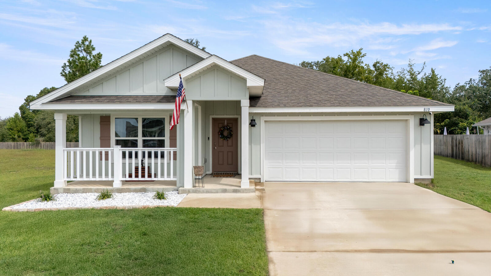 Property Photo: 810 Otto Loop FL 32539