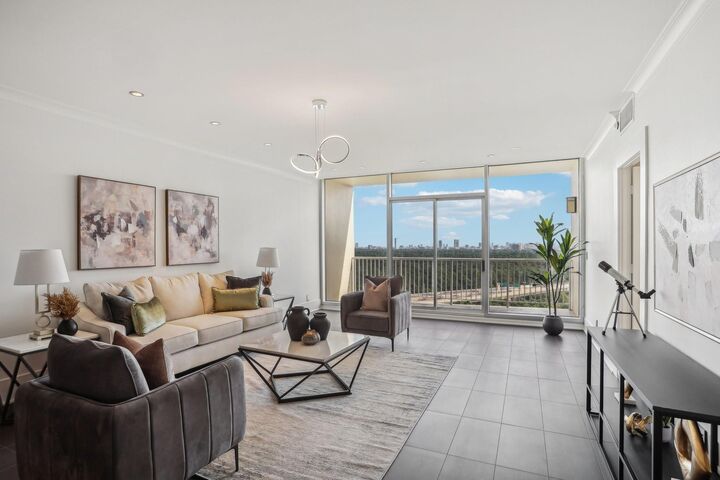 Property Photo:  121 N Post Oak Lane 1805  TX 77024 