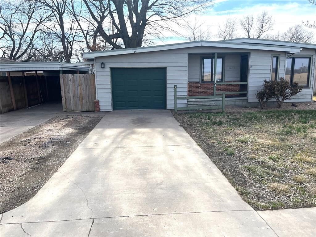 Property Photo:  1009 W Oak Street  KS 67301 