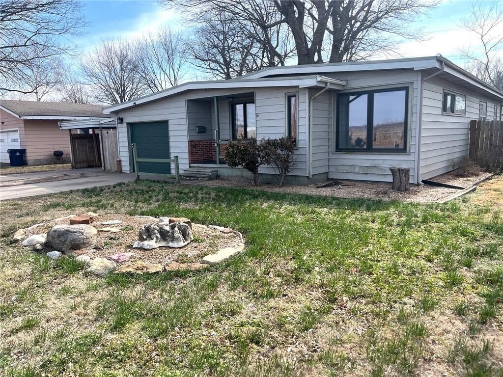 Property Photo:  1009 W Oak Street  KS 67301 