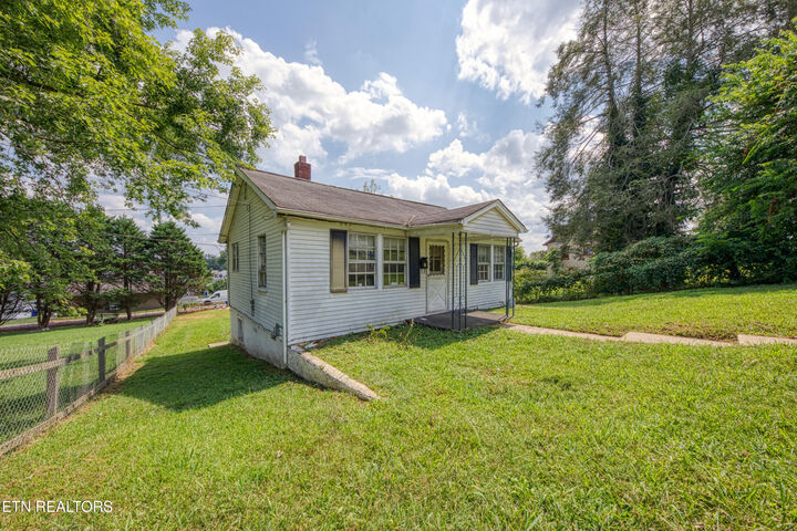 Property Photo: 817 Medaris St TN 37716