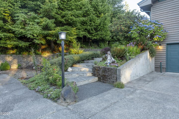 Property Photo: 7667 NE Park Lane OR 97368