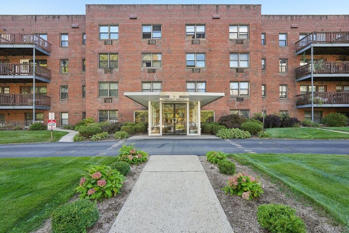 Property Photo: 5 Oakdale Manor L17 NY 10901
