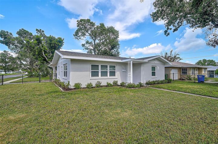 Property Photo: 102 20th Street NE FL 34208