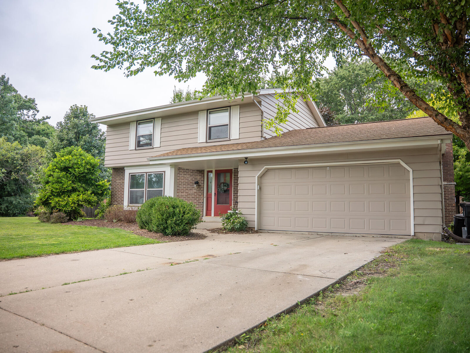Property Photo: 4916 W Joleno Ct WI 53223