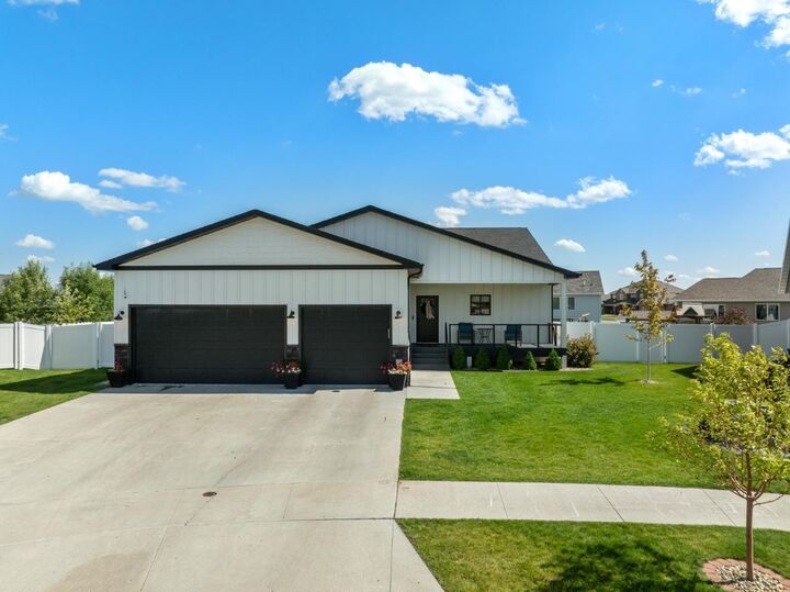 1620 Woodlands Way SE  Minot ND 58701 photo