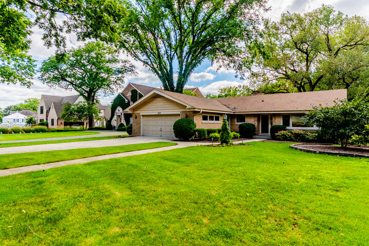 Property Photo:  638 N Edgewood Avenue  IL 60526 