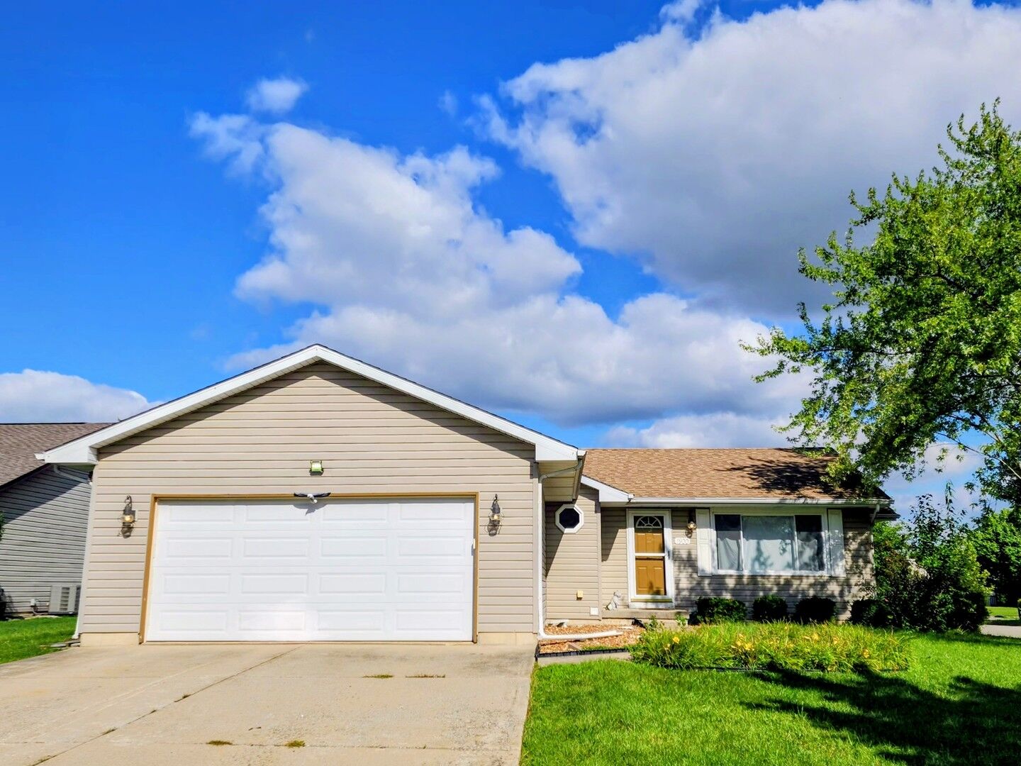 Property Photo:  1900 Mystic Drive  IL 60586 