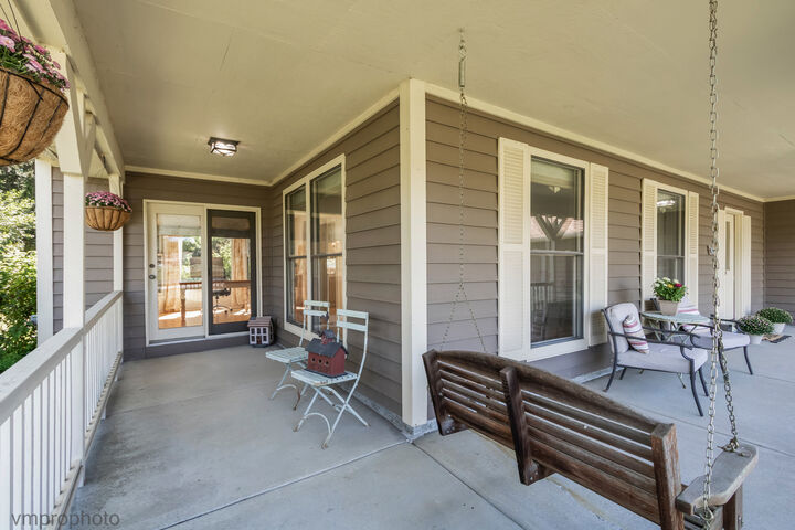 Property Photo:  4 Bent Tree Court  IL 60047 