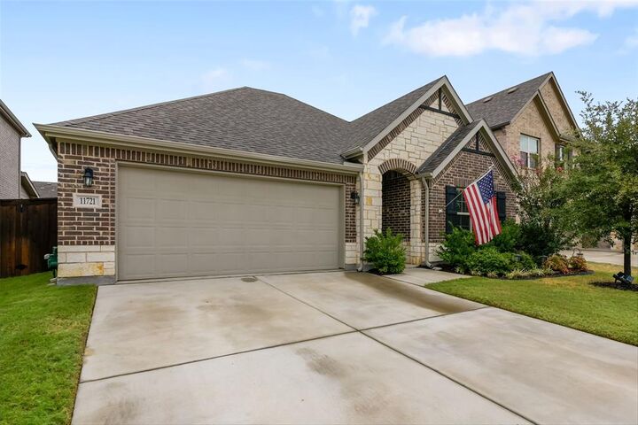 Property Photo: 11721 Toppell Trail TX 76052