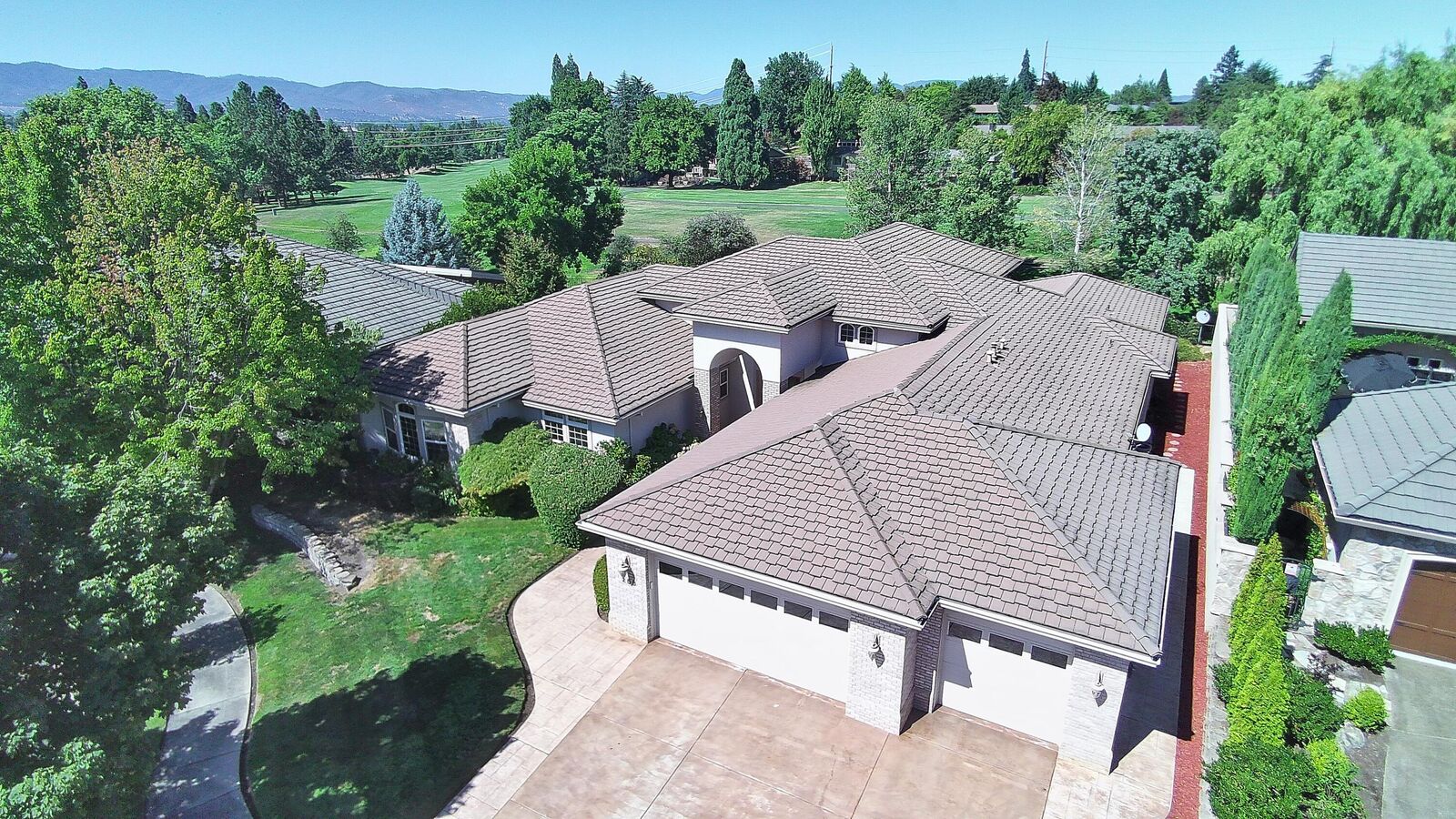 Property Photo: 256 Island Pointe Drive OR 97504