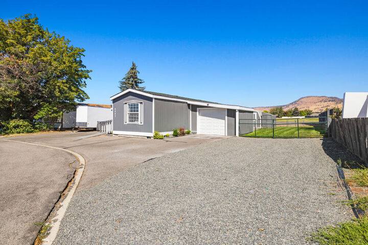 Property Photo: 6807 Waggoner Court OR 97603