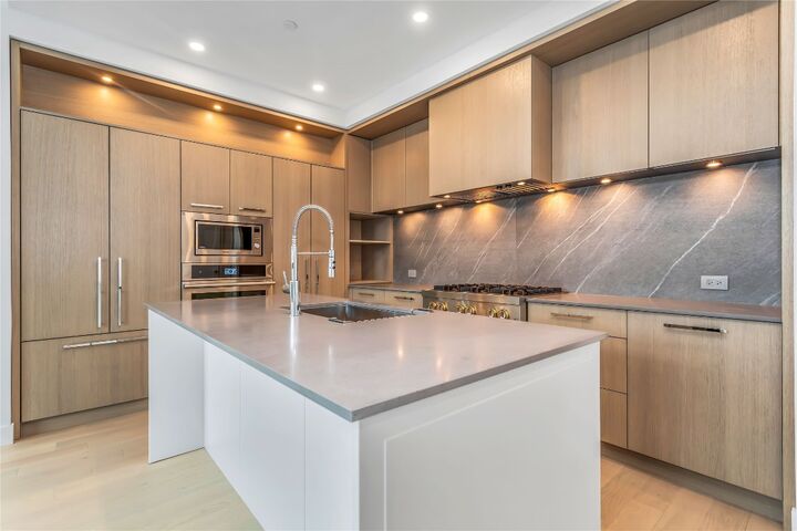 Property Photo: 3409 Lakeshore Road Ph S607 BC V1W 0G6
