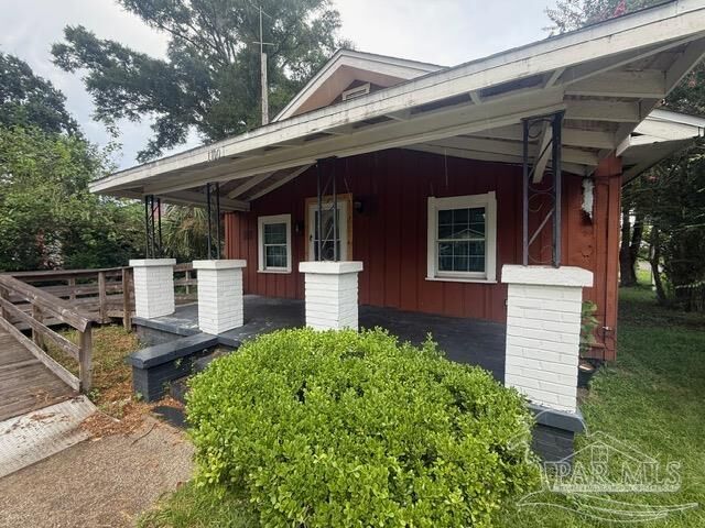 Property Photo:  1100 N T St  FL 32505 