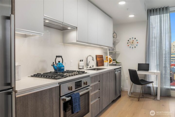 Property Photo:  800  Columbia Street 609  WA 98104 