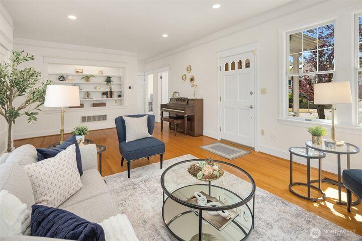 Property Photo: 6633 Woodlawn Avenue N WA 98103