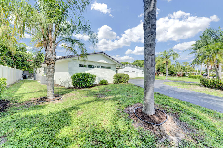 Property Photo:  625 Linnet Circle  FL 33444