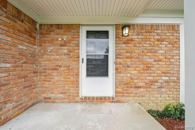 Property Photo: 833 Queens Way MI 48188