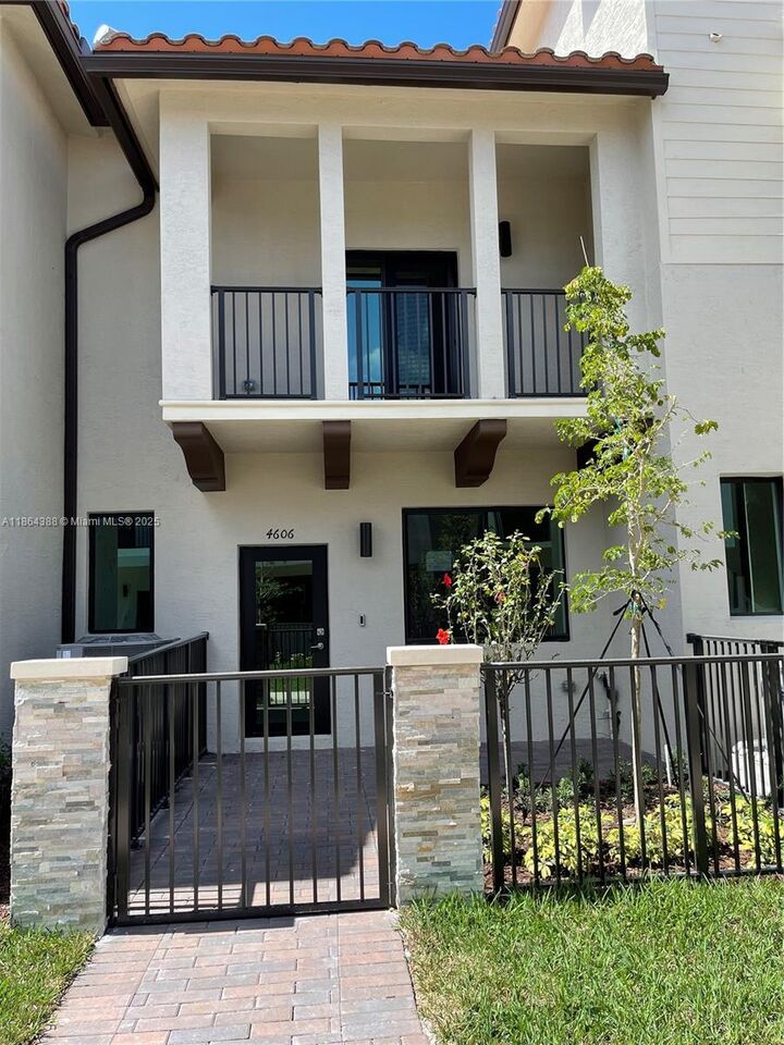 4606 NW 83rd Path  Doral FL 33166 photo