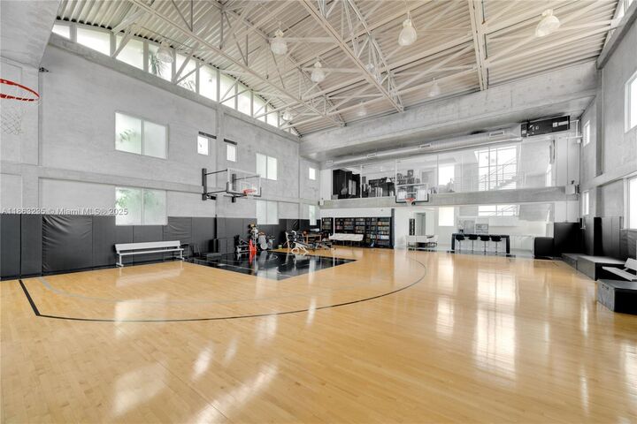 Property Photo: 980 W 48th St FL 33140