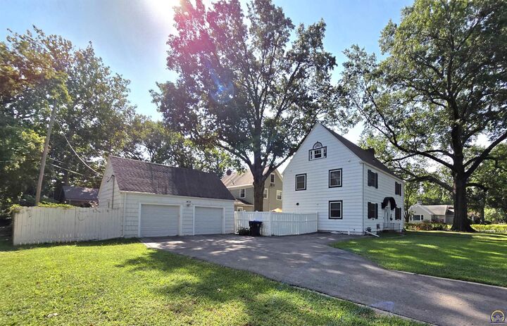 Property Photo:  1432 SW Macvicar Ave  KS 66604 