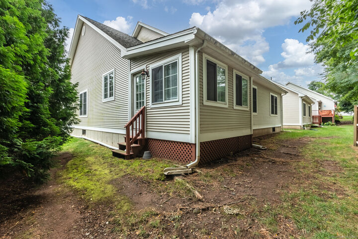 Property Photo: 8 Dobson Commons Circle 8 CT 06066
