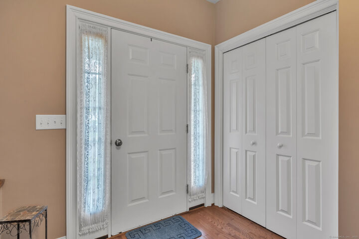 Property Photo: 8 Dobson Commons Circle 8 CT 06066