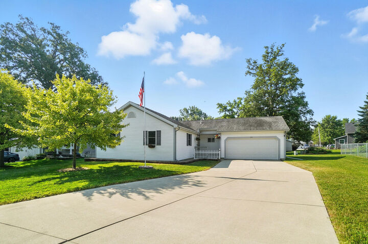 Property Photo: 206 White Oaks Court OH 43348