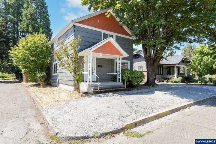 Property Photo: 820 SW C Av OR 97333