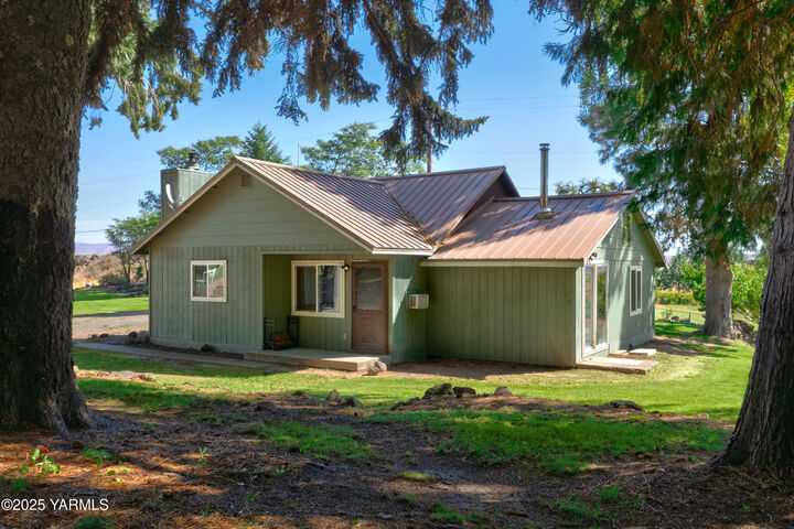 Property Photo: 1013 Potter Rd WA 98947