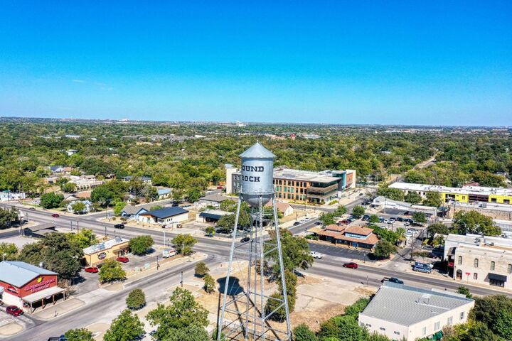 Property Photo: 2208 E Raintree Path TX 78664