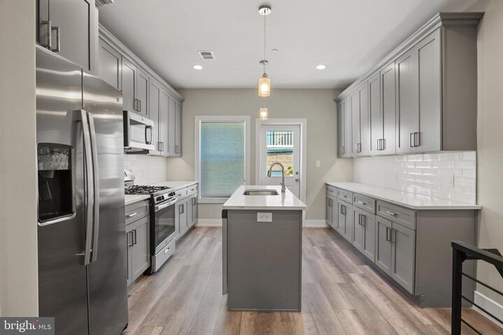 725 Emily Street  Philadelphia PA 19148 photo
