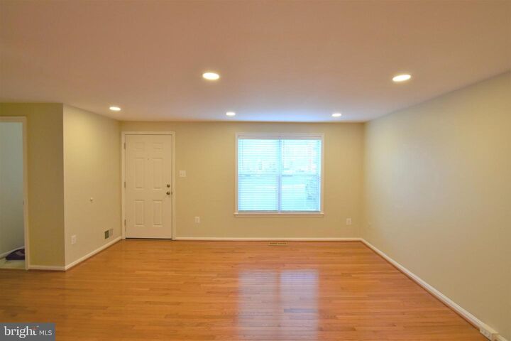 Property Photo: 6605 Briarleigh Way VA 22315